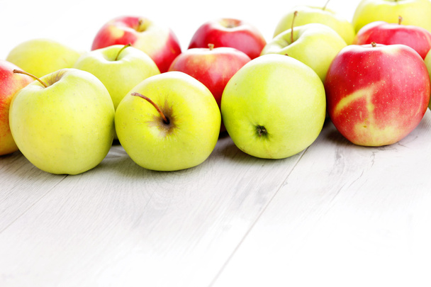 groene en rode appels - Foto, afbeelding