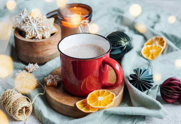 Sıcak kakao ve ev yapımı kurabiyelerle sıcacık kış ve Noel sofrası - Fotoğraf, Görsel