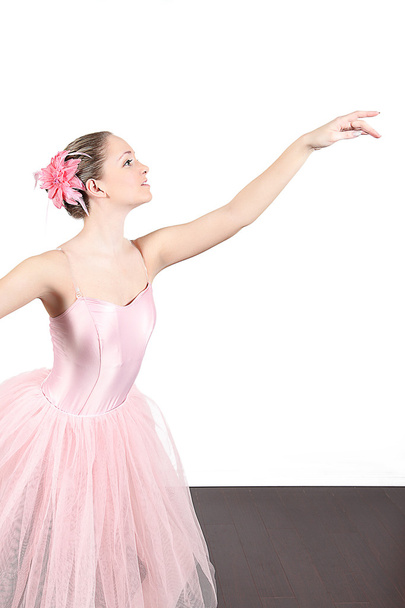 Ballerina dancing in studio - Fotografie, Obrázek