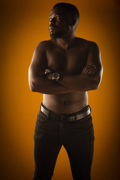beau et topless noir mâle pose dans studio - Photo, image