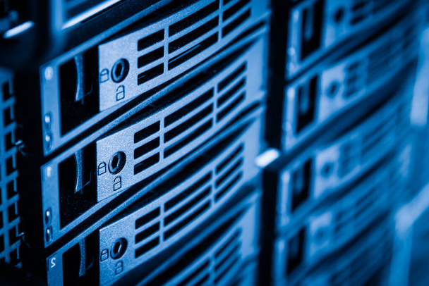 Fila de discos duros utilizados para el almacenamiento de datos en el centro de datos de Internet - Foto, Imagen