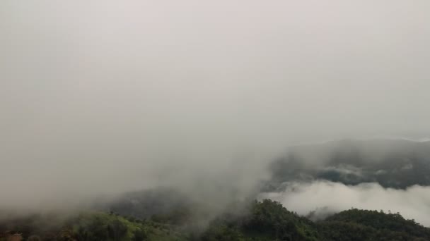 Time Lapse βίντεο 4k, Τοπίο ενός Misty πρωί στα βουνά στο Huay Kub Kab χωριό, Τσιάνγκ Μάι στη βόρεια Ταϊλάνδη. Χαμηλά σύννεφα και ομίχλη κυλούν πάνω από πράσινο δάσος - Πλάνα, βίντεο