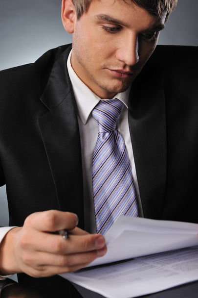 Young businessman looking to documents - Foto, Imagem