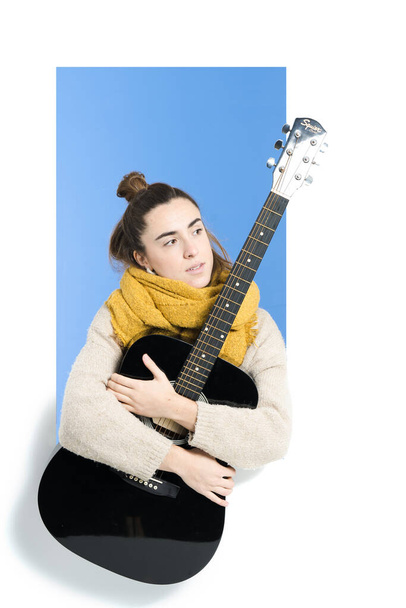 Hudebnice drží kytaru a přemýšlí - Fotografie, Obrázek
