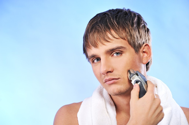 Handsome young man shaving - Фото, зображення