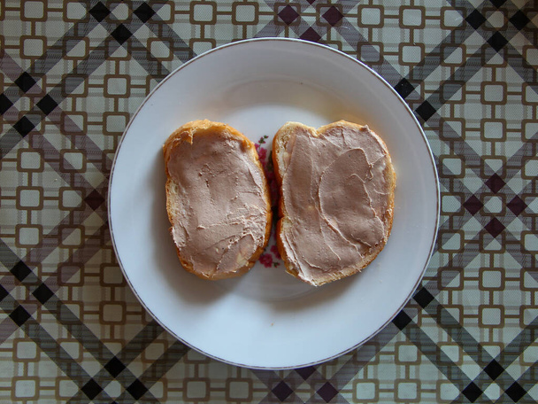 Dva sendviče s játry na talíři - Fotografie, Obrázek