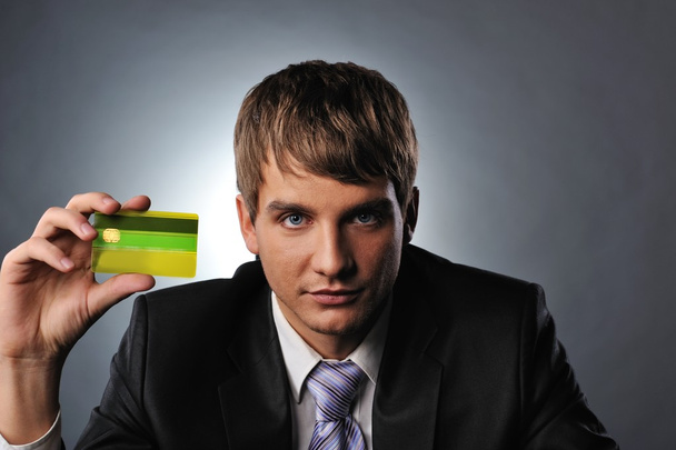 Beau homme tenant une carte de crédit
 - Photo, image