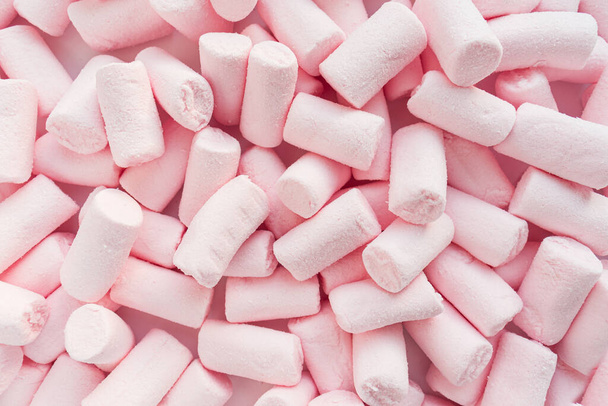 Pinkit vaahtokarkit ovat hajallaan pinnalla. Sulje se. Valikoiva fokus. Sweets tausta. Joulu ja syksy makeisia - Valokuva, kuva