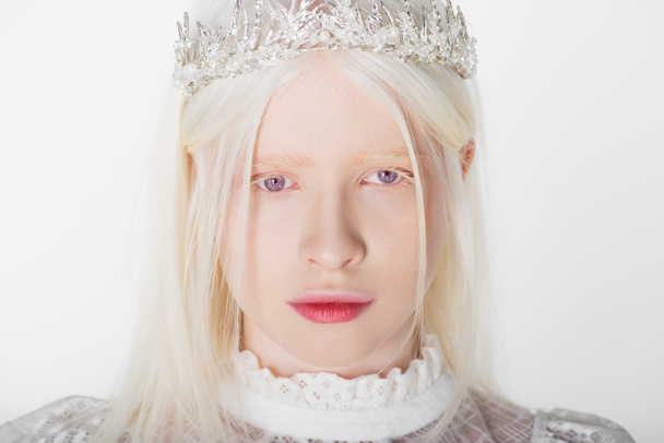Portret albinoski w koronie z perłami wyizolowanymi na białym tle - Zdjęcie, obraz