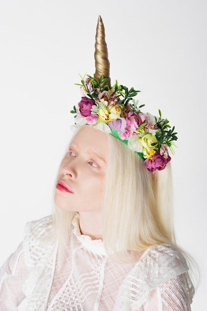 Retrato de mujer albina en guirnalda con flores y cuerno aislado en blanco - Foto, Imagen