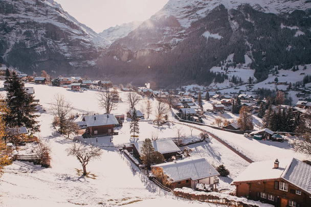 geweldig toeristisch alpine dorp in de winter Grindelwald Zwitserland Europa - Foto, afbeelding