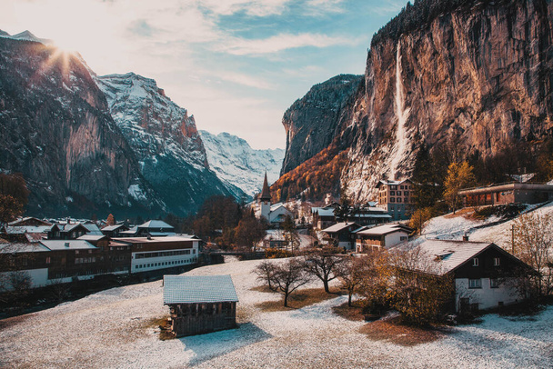 όμορφο ορεινό χωριό Lauterbrunnen Ελβετία - Φωτογραφία, εικόνα