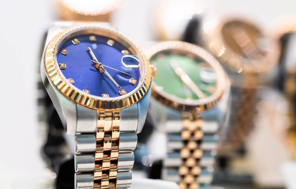 Luxe horloges in etalage, ondiepe scherptediepte. - Foto, afbeelding