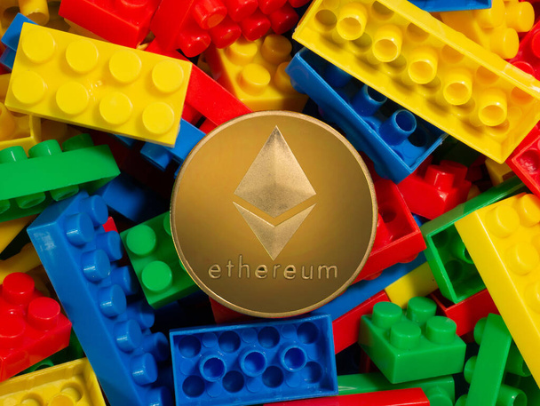 ethereum monety na plastikowej zabawki Muti kolor dla edukacji lub koncepcji biznesu - Zdjęcie, obraz