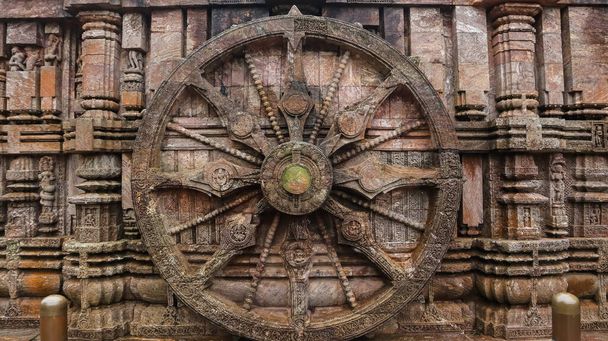 Roda de carruagem ricamente esculpida com oito raios com um medalhão central. Divindades e figuras eróticas e amorosas mostradas. Konark Sun Temple, Orissa Índia - Foto, Imagem