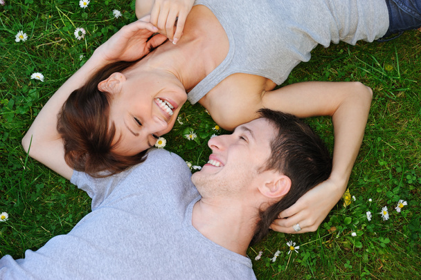 jeune couple amoureux en plein air - Photo, image