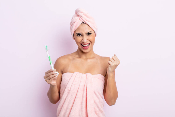 asiatic pretty woman shouting aggressively with an angry expression. toothbrush concept - Foto, Imagem