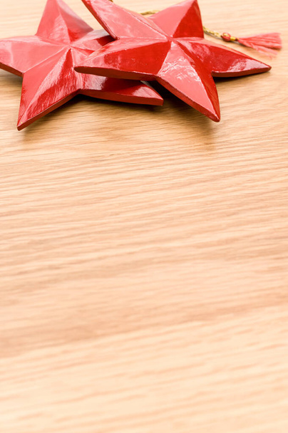 czerwona ozdobna drewniana gwiazda na drewnianym tle z przestrzenią do kopiowania - Zdjęcie, obraz