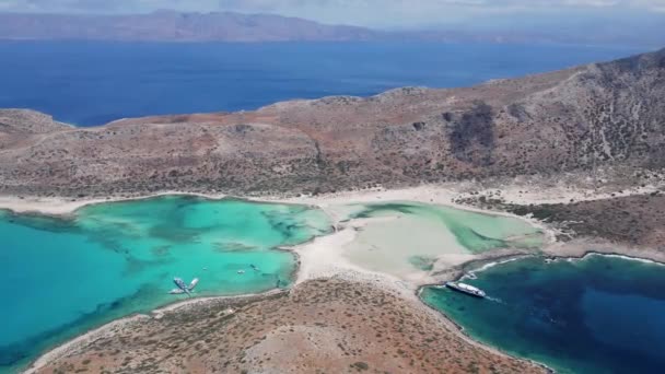 Όμορφη θέα από drone στον κόλπο του Μπάλου και τη θάλασσα με βάρκες και γαλαζοπράσινα νερά στο ελληνικό νησί της Κρήτης. - Πλάνα, βίντεο