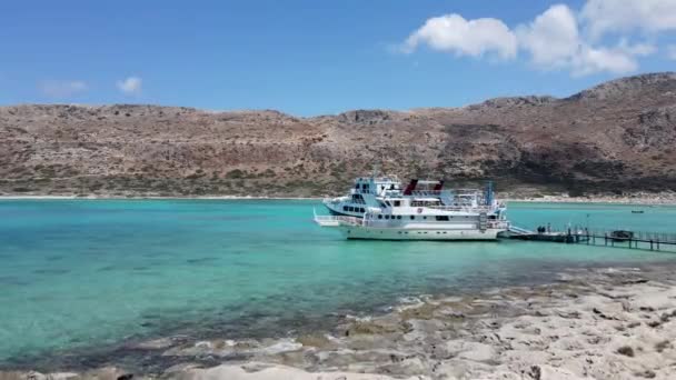 Όμορφη θέα από drone στον κόλπο του Μπάλου και τη θάλασσα με πλοία και γαλαζοπράσινα νερά στο ελληνικό νησί της Κρήτης. - Πλάνα, βίντεο