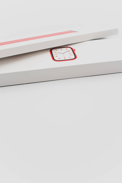 INVERIGO, ITALIA - 19 de noviembre de 2021: caja roja cerrada del producto del reloj de Apple en una mesa blanca con espacio de texto - Foto, imagen