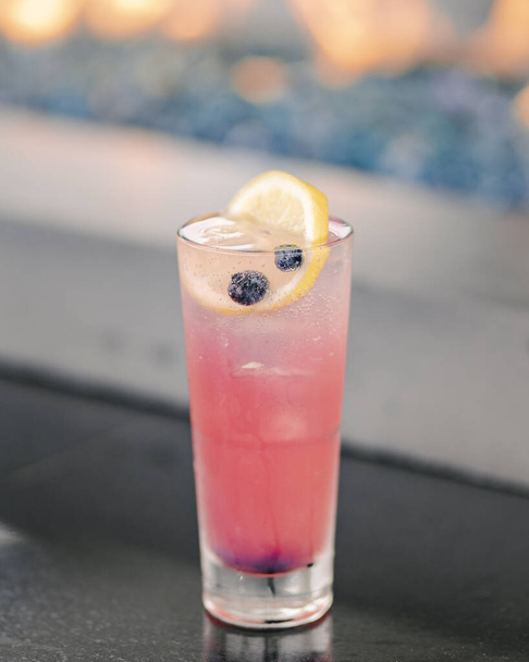 This light yet strong cocktail is garnished with fresh blueberries and a tangy slice of lemon to help soak up the fizzy alcohol. This one is dangerous - Fotó, kép