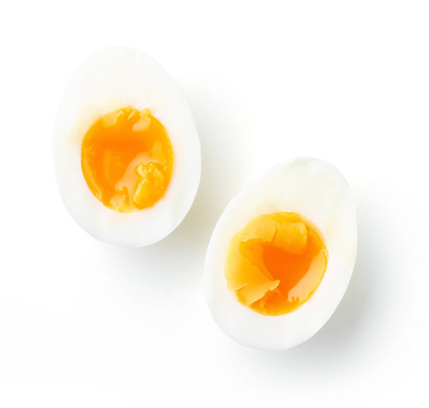 Weich gekochte Eier isoliert auf weißem Hintergrund, Ansicht von oben - Foto, Bild
