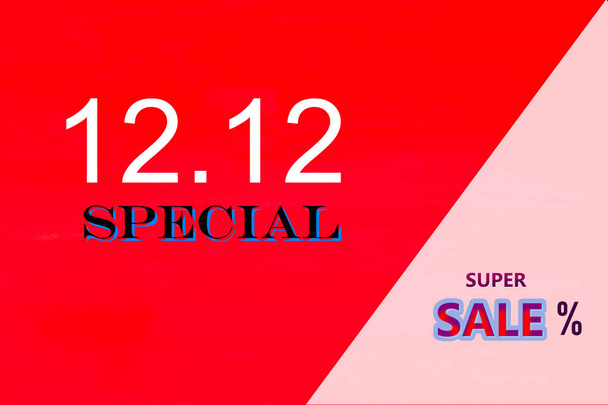 12.12 Концепція суперпродажів торгового дня на червоному тлі з копіювальним простором
 - Фото, зображення
