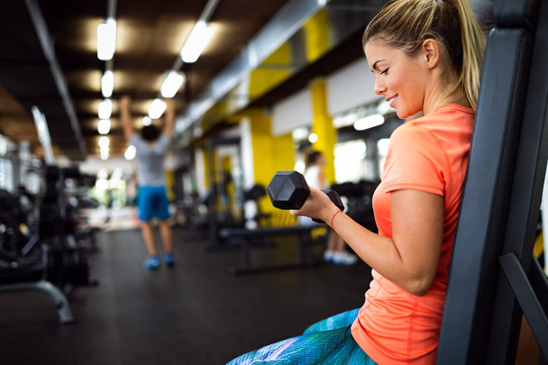 beautiful Woman working out in gym  - Foto, Bild