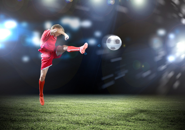 Football player kicking ball - Fotoğraf, Görsel