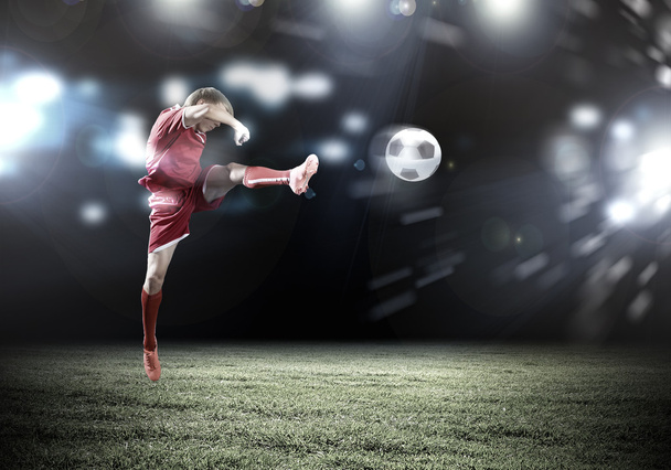 Football player kicking ball - Foto, immagini
