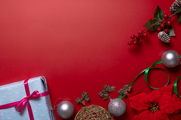 decoração de Natal no fundo vermelho - Foto, Imagem