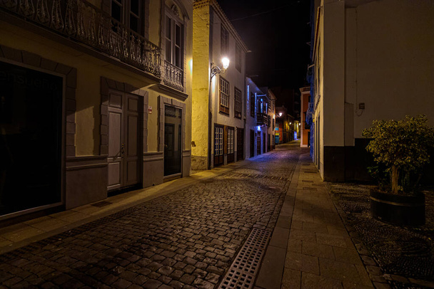 カナリア諸島ラ・パルマ- 2021年11月11日夜のサンタ・クルス・デ・ラ・パルマから旧市街 - 写真・画像