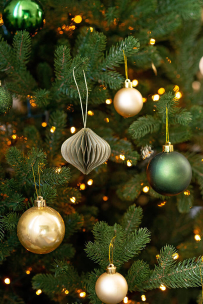 Fondo de año nuevo. Árbol de Navidad y luces y decoraciones navideñas. Enfoque selectivo suave. - Foto, Imagen