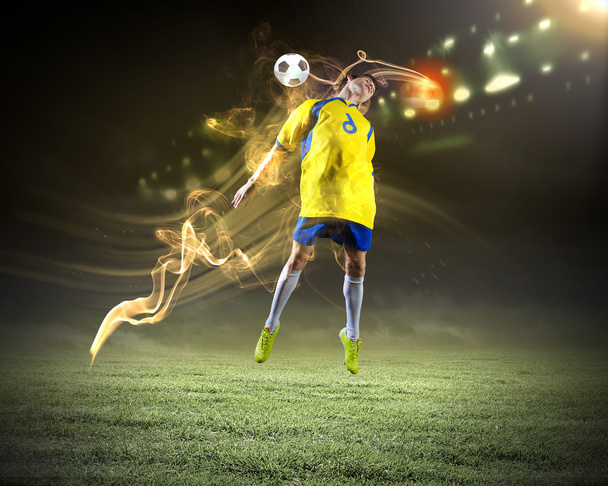 Ποδοσφαιριστής κλωτσάει μπάλα - Φωτογραφία, εικόνα