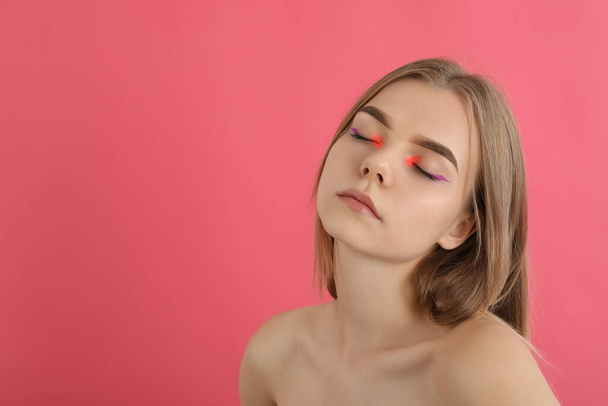 Красивая модель девушка с макияжем на розовом фоне - Фото, изображение