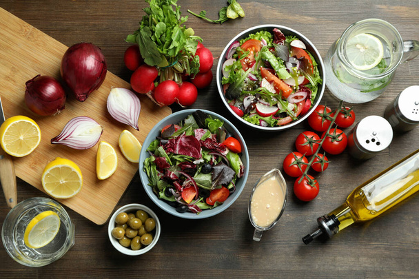 Concetto di cibo gustoso con insalata di verdure con salsa tahini su sfondo di legno - Foto, immagini