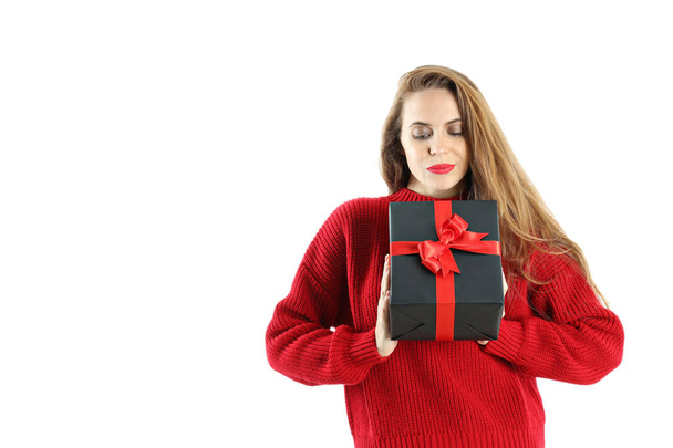 Attrayant femme détient boîte cadeau, isolé sur fond blanc - Photo, image