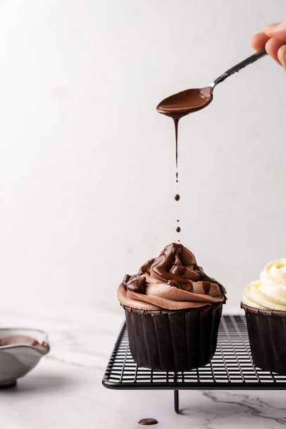 Chocolate cupcake with chocolate syrup - Foto, Imagem