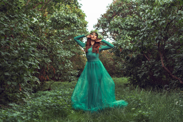 mujer joven en vestido verde en el parque - Foto, Imagen