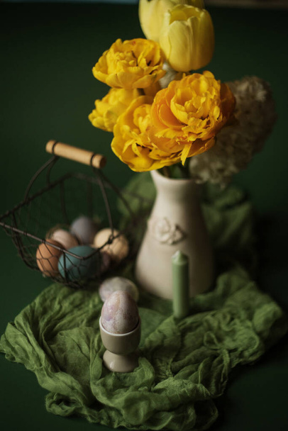 easter table decoration, easter eggs on green background - Фото, изображение