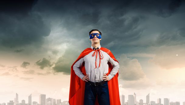 man met superman masker en cape - Foto, afbeelding