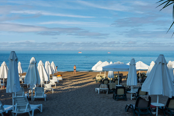 Mar, playa, sombrillas y tumbonas en Side Antalya.cielo nublado. Enfoque selectivo. No hay gente.  - Foto, Imagen