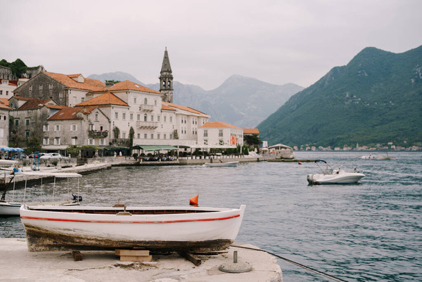 Das Holzboot liegt am Pier von Perast. Montenegro - Foto, Bild