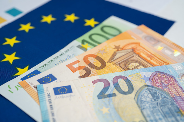 EU-bankbiljettengeld onder Europese vlag, bedrijfs- en financieel concept. - Foto, afbeelding