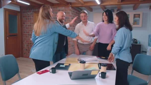 Slow Motion jóvenes corporativos uniendo sus manos para la mejor idea, equipo ganador - Imágenes, Vídeo