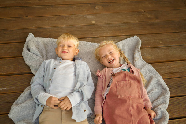 Забавні діти лежать на терасі в трейлері
 - Фото, зображення