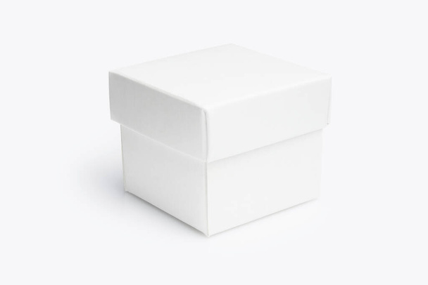 blanco verpakking witte kartonnen doos voor productontwerp mockup geïsoleerd op witte achtergrond met clipping witte doos container. template blanco verpakking. - Foto, afbeelding