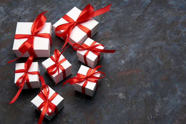 Caja de regalo blanca con lazo de cinta roja. Caja blanca con cinta roja. Regalo para Navidad, Año Nuevo, Cumpleaños, San Valentín.  - Foto, Imagen
