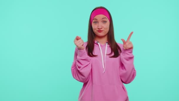 Naštvaná agresivní teenager dívka ukazuje fíkové odmítnutí gesto, stejně to nechápete, řeč těla - Záběry, video